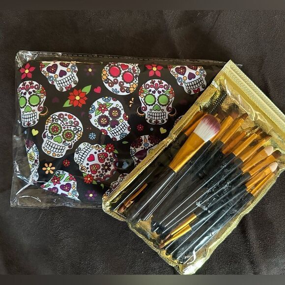 20 piece Make-Up Brush set and Skull Make-Up Bag . I have 1 gold & one black set - Picture 1 of 12